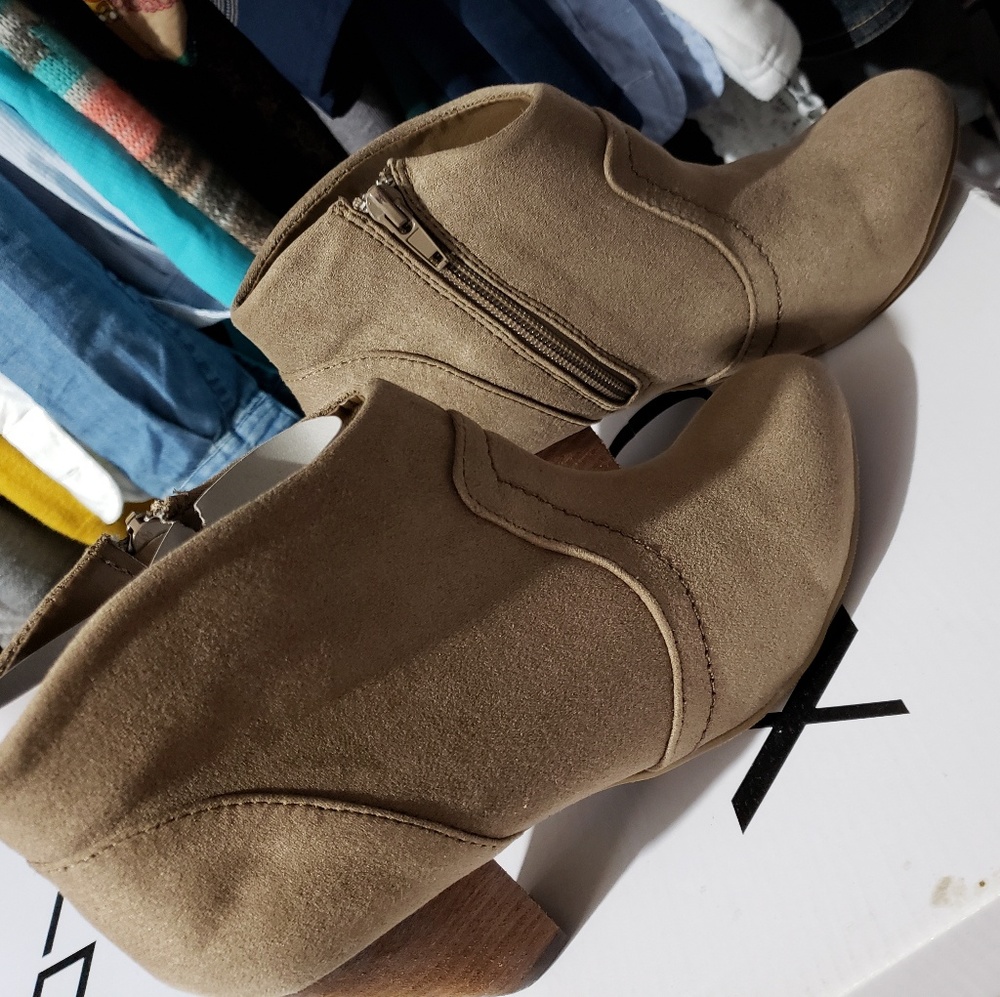 XOXO mini boots